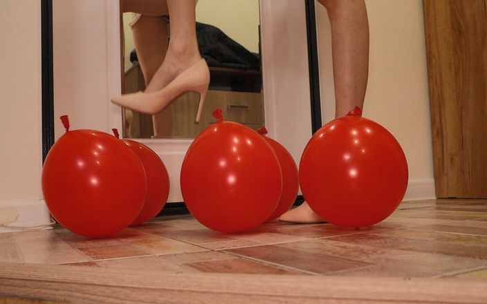 AnnetMoroz: Ballons in high heels zerquetschen. Zermalmende absätze