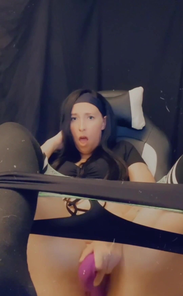 Fia Lennon: うー ん。。。隣の部屋に友達がいても、テレビを見ながら、私は自分のオマンコに必要なものを与えました!私は自分自身をエッジングするのが大好きです