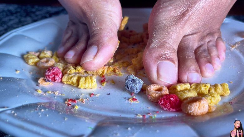 Pink Foxx: MILF membuatkan awak sarapan pagi dengan kakinya