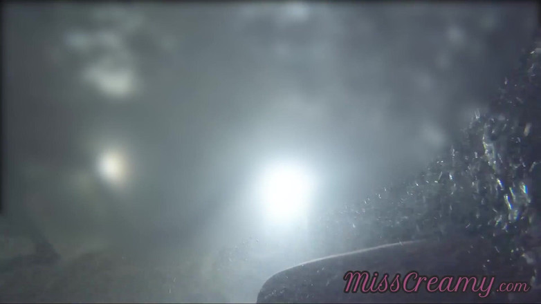 Miss Creamy: プールで男の子の前で私のオマンコを点滅させ、私が自慰行為をするのを手伝いますそれは非常に危険です