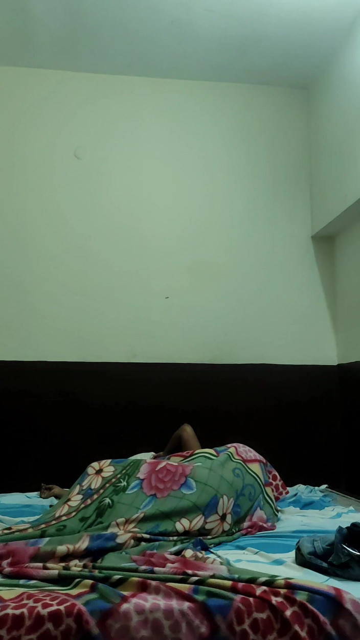 Hindiaudioadda1: 情侣偷偷在卧室里享受