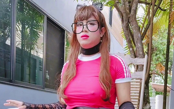 Sissythai: Baculatá Sissy Nerd relaxujte ze svého tvrdého studia na zahradě...