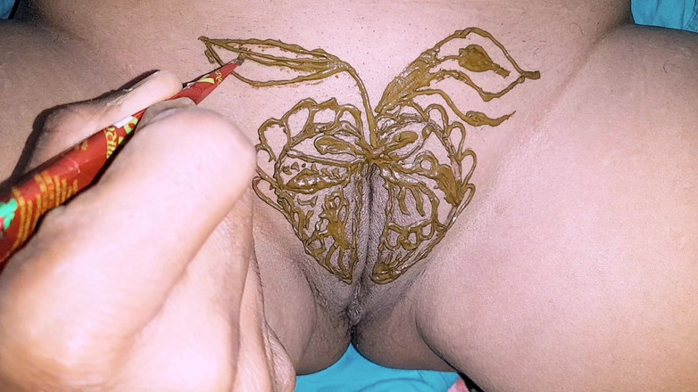 Nukes01: Mehandi Design auf der Pussey von indischer Desi Tante