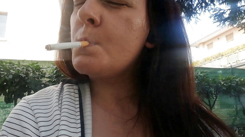 Nicoletta Embassi: 정원에서 섹시한 흡연