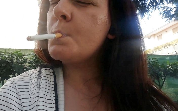 Nicoletta Fetish: Seksi kadın bahçede sigara içiyor