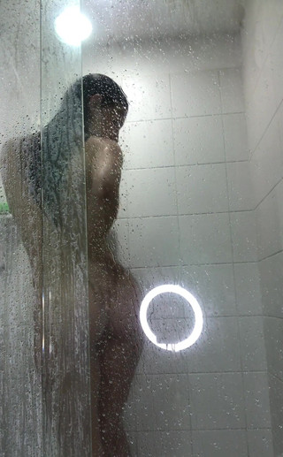 Alicia Trece: Güzel bir banyo yapıyor