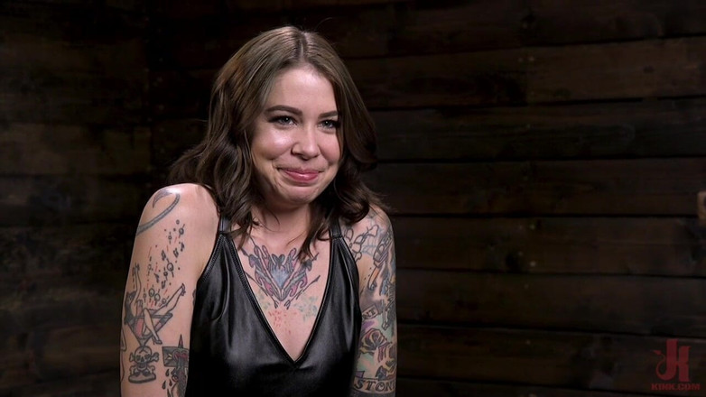 Kink: Ağrılı sürtük Krysta Kaos metal esaret altında perişan oldu