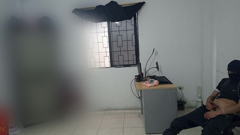 NEGRITA SEXY: Моя зведена сестра прибирає мою кімнату, а потім йде, і я мастурбую, фантазуючи про неї