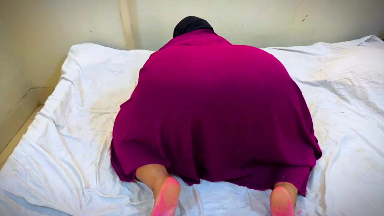 Your Boy's Cum: 통통한 큰 엉덩이 구멍에 장난감을 삽입하는 아라비아 히잡 소녀, 즐거움