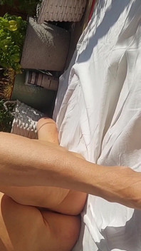 Selenas nacktes posieren und footjob