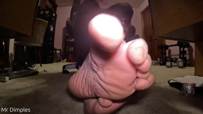 Mr Dimples: 当我玩游戏时崇拜我的脚！