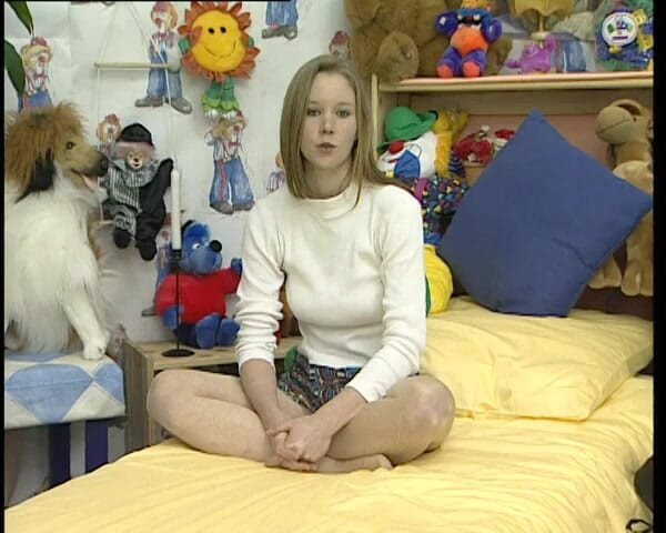 YOUR FIRST PORN: Schulmaedchen Anja Hat Eigenen Analdildo Mitgebracht - 女子大生アンヤは自分のアナルディルドを持ってきた
