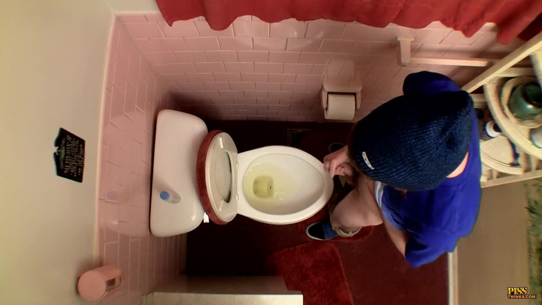 Piss Twinks: Vykládka v záchodové míse