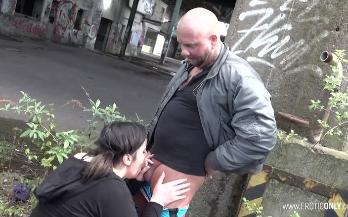 Erotic only: Tattoed bbw foda ao ar livre
