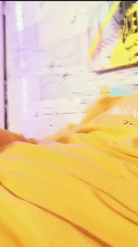 Ich wichs meinen großen, unbeschnittenen schwanz, bis ich komme. Würdest du es gerne, dass ich als nächstes in deinen arsch komme?