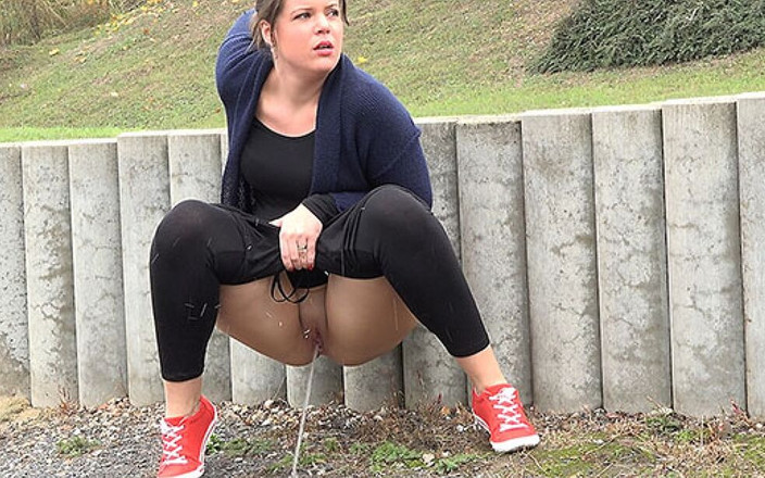 Puffy Network: Pisstream van Got2Pee waar meisjes komen om te pissen