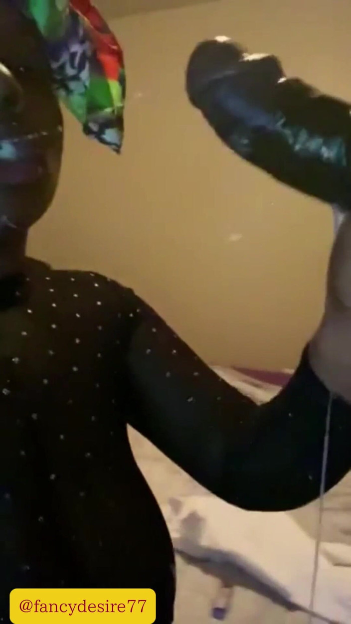 The quickie spot: Üvey babam bizimle taşındı ve gece geç saatlerde biraz eğleniyoruz