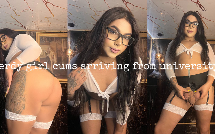 JessieRoss: 大学出身の眼鏡をかけた曲線美のオタクの女の子