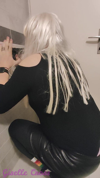 Giselle Cross: Giselle डैडी के लिए गले में गहरे लेना अभ्यास करती है