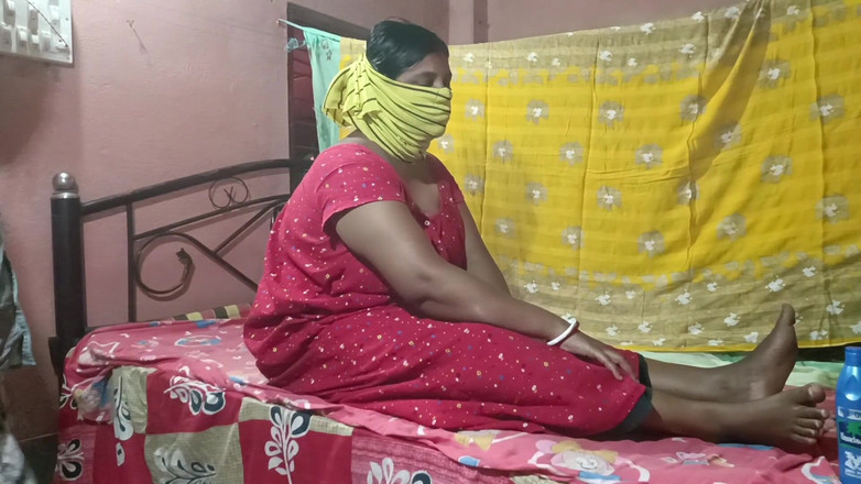 Pakhi0705: 过了很久，我按摩了我朋友的老婆，她已经坐了3天的火车了。