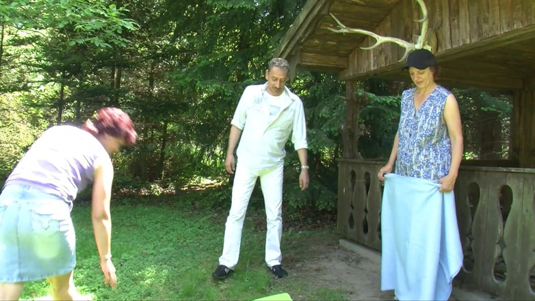 Spermasuechtige Deutsche Milfs: Changing Partners at the Picnic