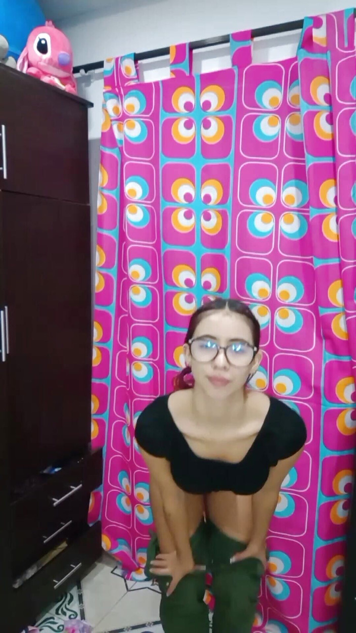 bitchsultry: 完璧なおっぱいの柔らかい女の子がオーガズムまで自慰行為をする