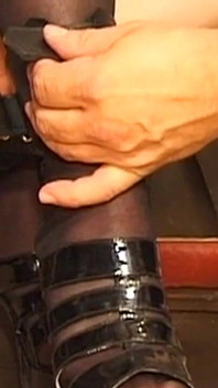 MILF si rambut coklat matang yang dirantai menahan berat puting dan pukulan
