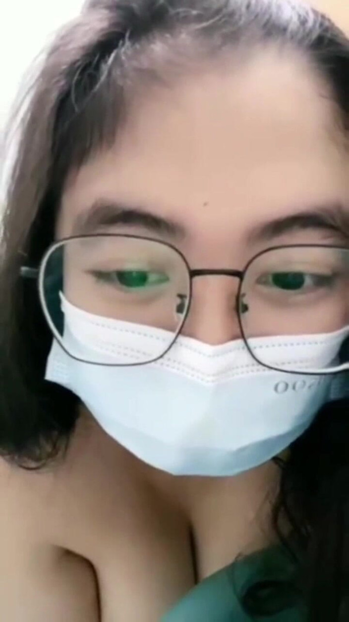 Chinita Wife: 19-річна мила і красива тінка показує свою тугу пизду