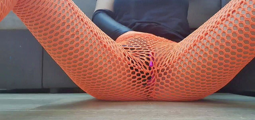 Putana dreams: Hard masturbation in leggings. Teen squirting a lot