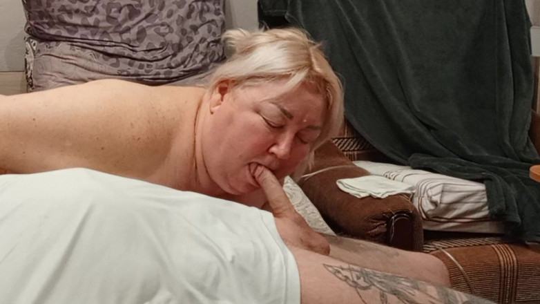 Zona901: Vecinei îi place să ia pula în gât și să înghită spermă