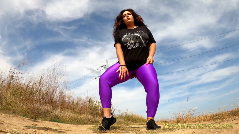 Pee Adventures: BBW Pee Trough Her Leggings in a Hot Day Outdoor