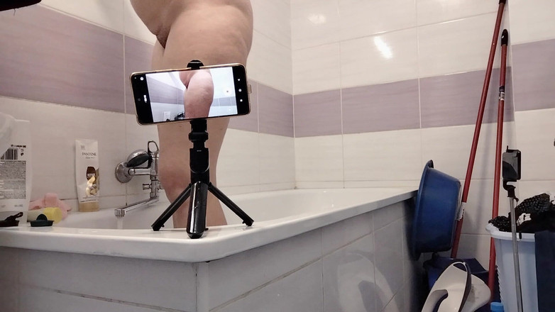 Amateur_MS: Sexig latina rakar benen. Hårig brunett Stora tuttar stor röv.