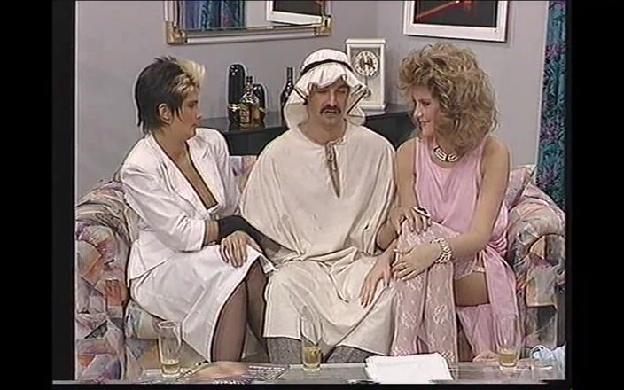 Vintage megastore: Un trio vintage se termine par une énorme éjaculation
