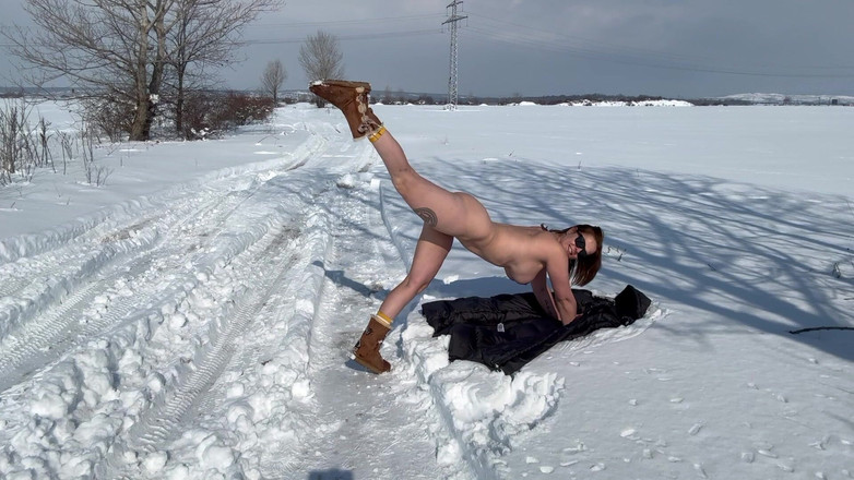 Emeli: Hrajte nahá ve sněhu