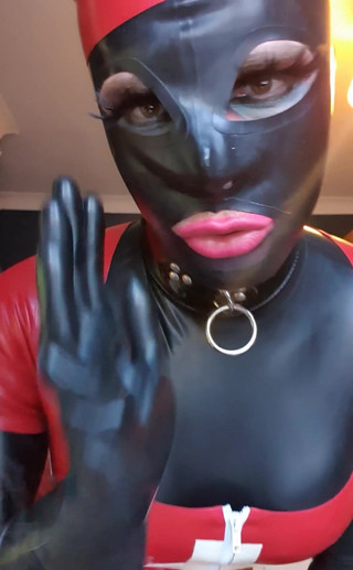 JessicaXD: Je hebt een temperatuur. Latex verpleegsterfetisj.