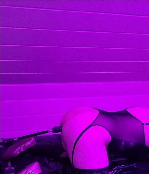 Sissy_Boy_Anna: Sikişme makinesinde kadın kılıklı eğitim