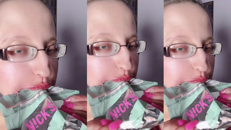 FinDom Goaldigger: Asmr甜蜜的巧克力吃 - asmr，眼镜，巨人，口红，大嘴唇，mough，食物，脸恋物癖，长指甲