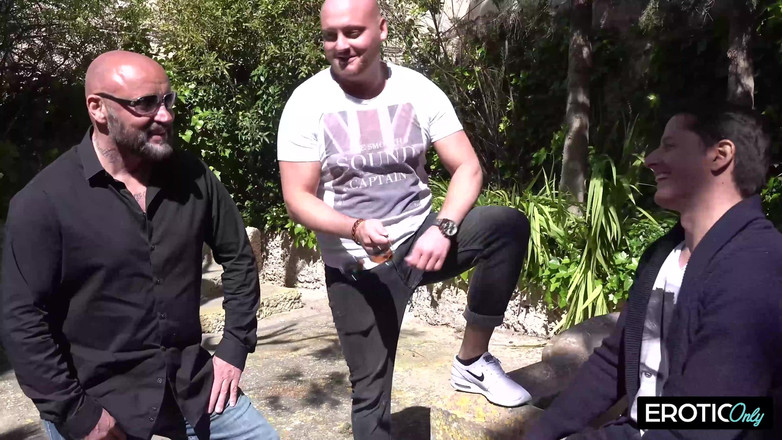 MILFFreaksX: 즉흥적인 성관계, 길가에서 배고픈 MILF가 모든 것을 쏟아붓습니다