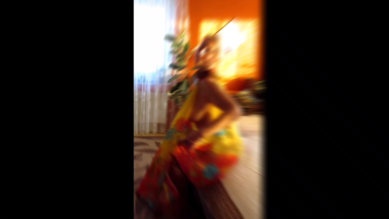 Selena701: Selena pózuje a sexuální potěšení na pohovce