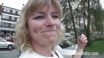 Sextermedia by Pete: Amatorka, nieco starsza dziwka masturbuje się w rajstopach