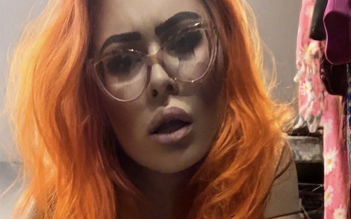 Dani the Girl: Matură sexy își fute pizda și curul cu o jucărie nouă până...