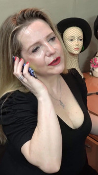 熟女享受她的阴户和肛门的重口味钻孔