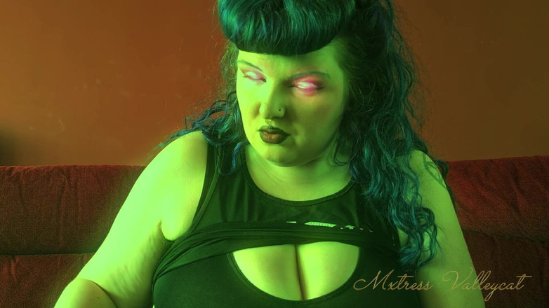 Mxtress Valleycat: Little Green The द्वारा जांच की गई