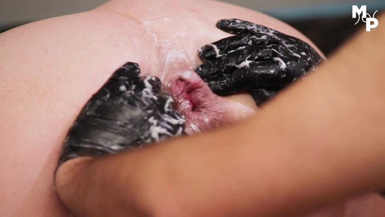 Ines Gapehole: Lỗ đít của tôi để đút nắm tay