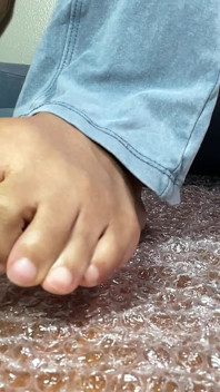 Pink Foxx Déballe Son Enveloppement Rebondi Avec Ses Pieds