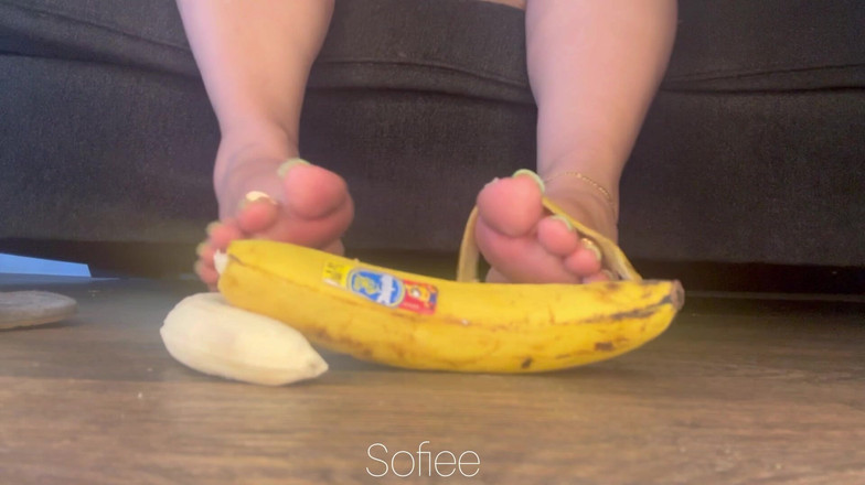 SofieeSoles: 2 Pisang Menentang Mainan Hijau