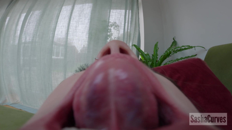 Sasha Curves: Exploring Giantess Stepmom's Body
