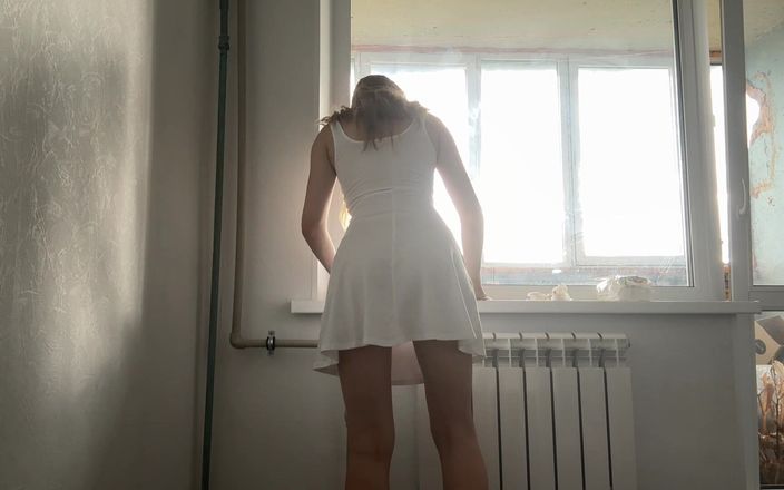 Skinny_lady69: Limpiando con un vestido corto