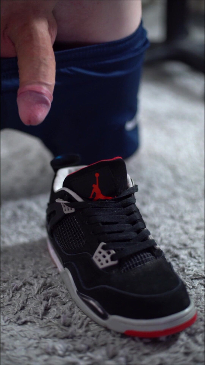 Sneakersmax98: 玩佐敦复古 iv 运动鞋并在里面射精