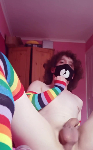 Rainbow Femboy: Свежее видео использования двойного дилдо